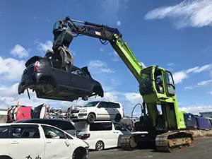 自動車解体の重機