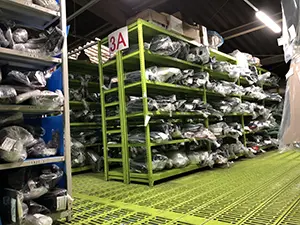 中古部品倉庫の棚