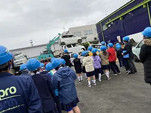重機による解体を見学