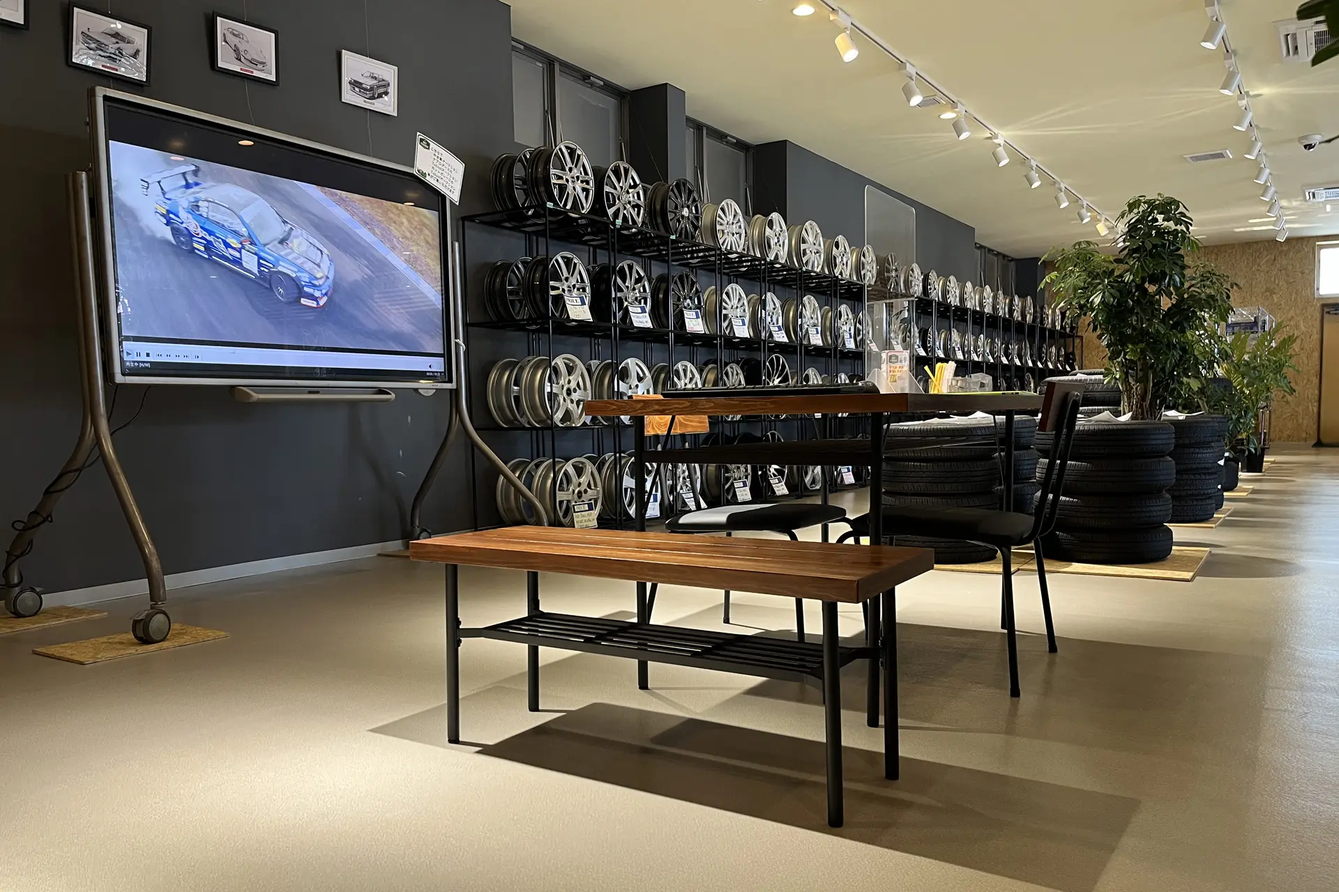 ホットガレージ店内
